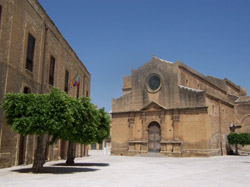 veduta della Piazza con la Chiesa Madre